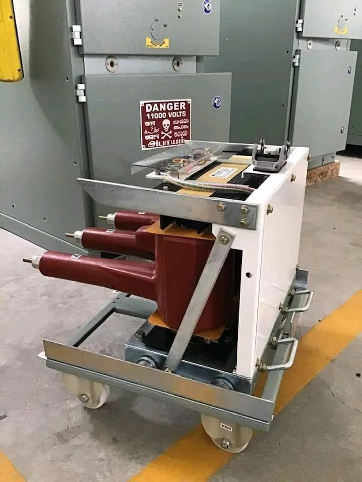Vacuum circuit breaker